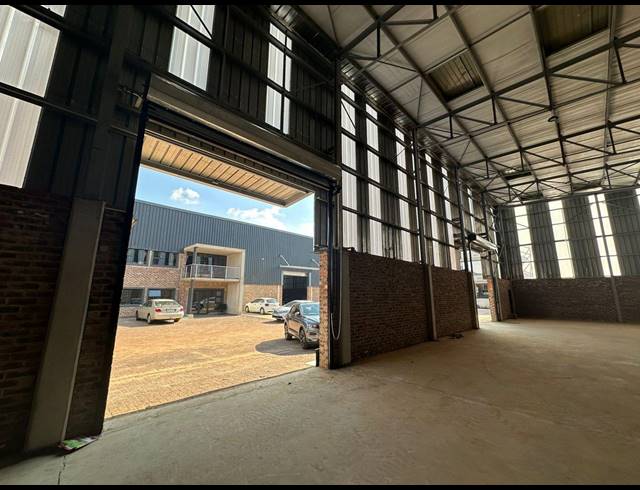 1,300M² WAREHOUSE TO LET IN LANSERIA